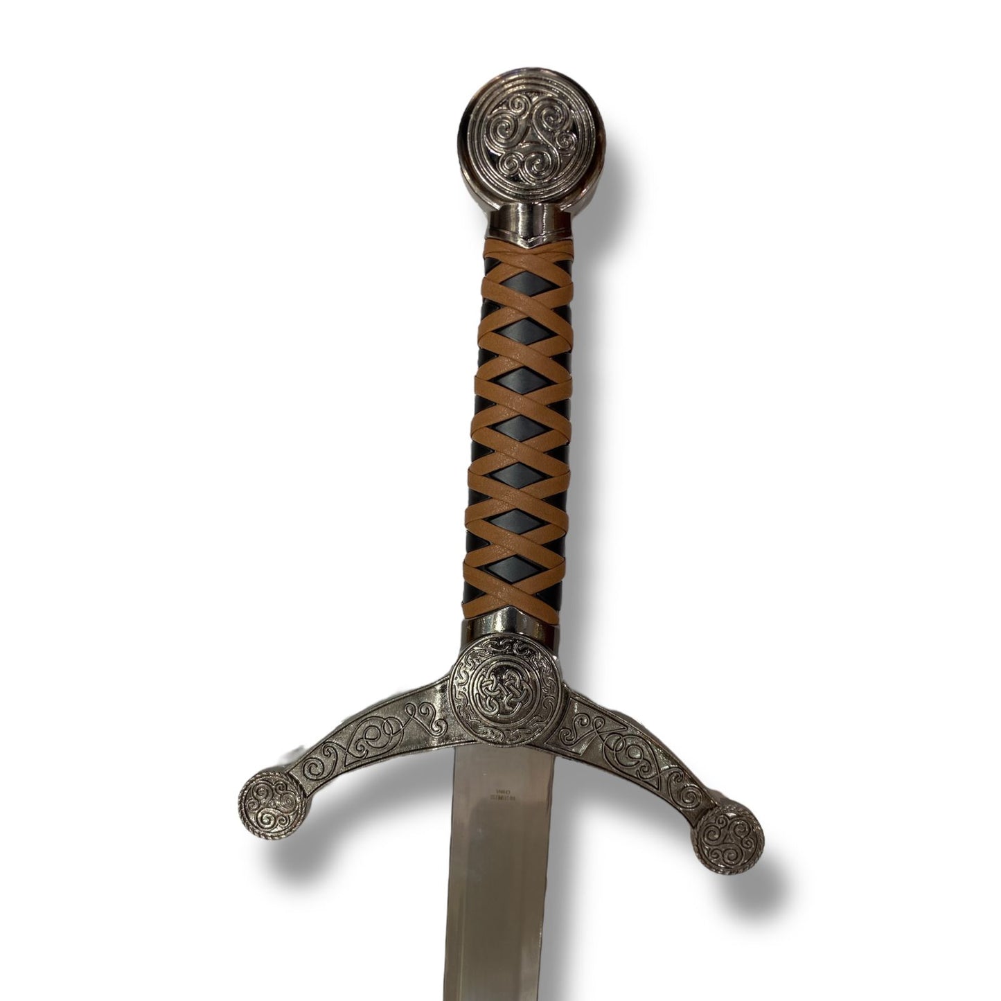 Espada medieval con nudo celta