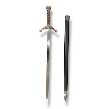 Espada medieval con nudo celta