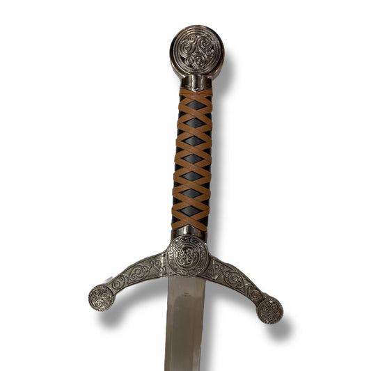 Espada medieval con nudo celta