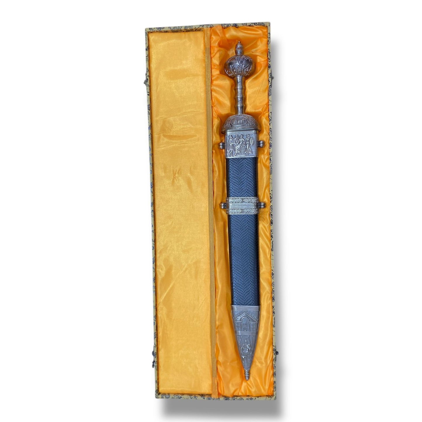 Espada romana con Baúl vintage